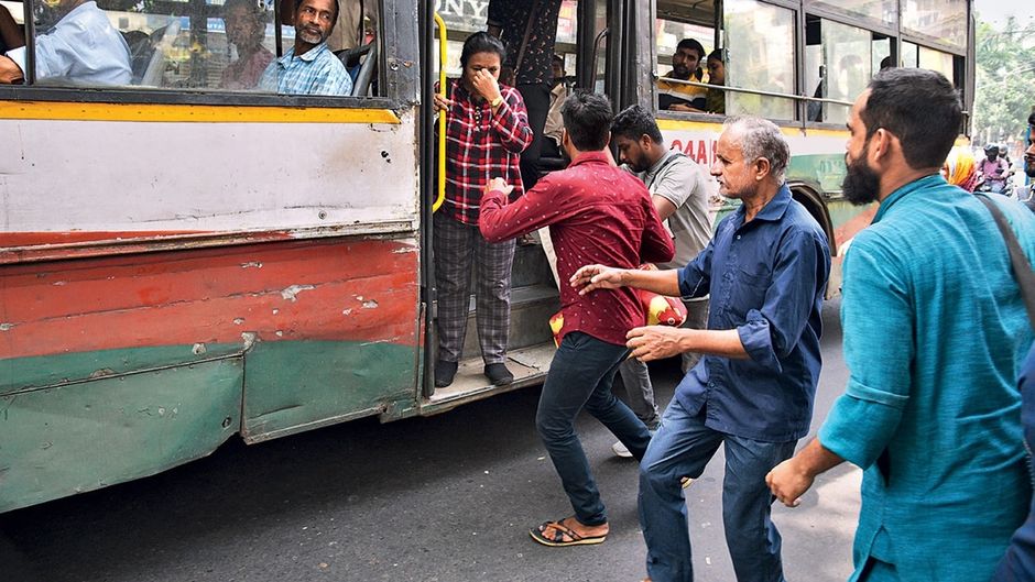 कोलकाता में डब्ल्यूबीटीसी की बस में चढ़ते लोग