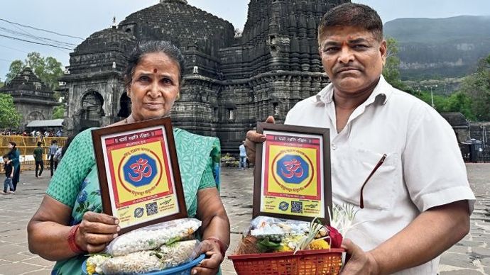 पूजा सामग्री बेचने वाले शकुंतला सूर्यवंशी और संजय नार्वेकर अपने ओम सर्टिफिकेट के साथ