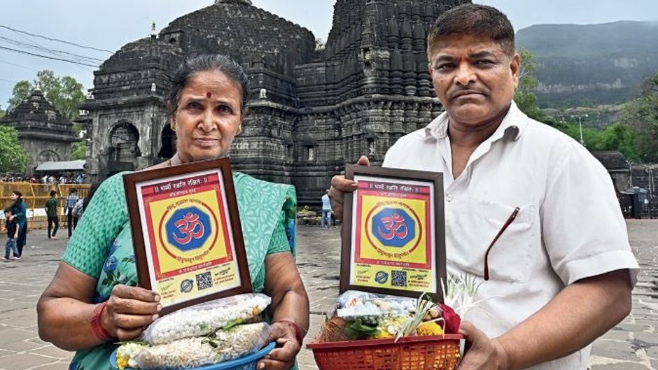 पूजा सामग्री बेचने वाले शकुंतला सूर्यवंशी और संजय नार्वेकर अपने ओम सर्टिफिकेट के साथ