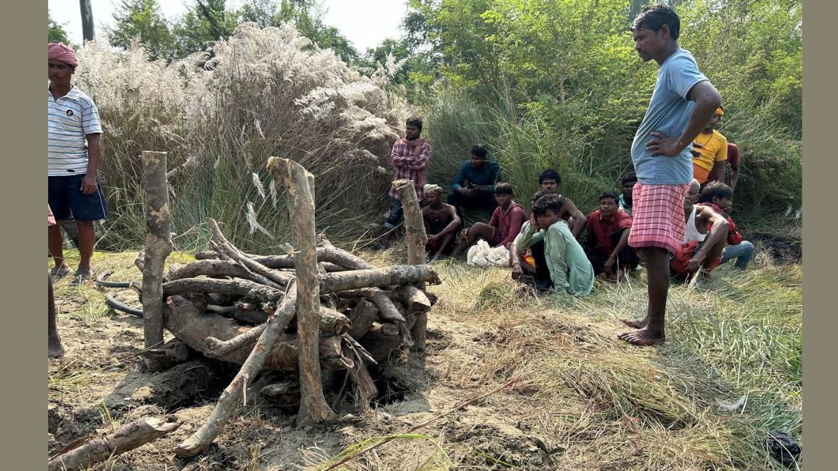 सीवान के कौड़िया में शव के अंतिम संस्कार की तैयारी