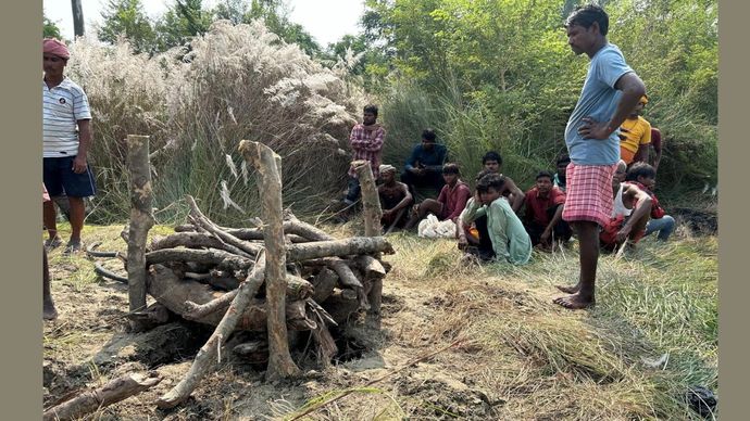 सीवान के कौड़िया में शव के अंतिम संस्कार की तैयारी