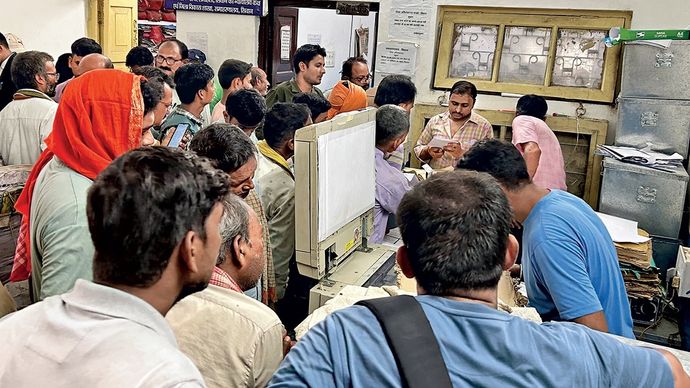 सिवान के रिकॉर्ड रूम के बाहर जमीन के कागजात के लिए मशक्कत