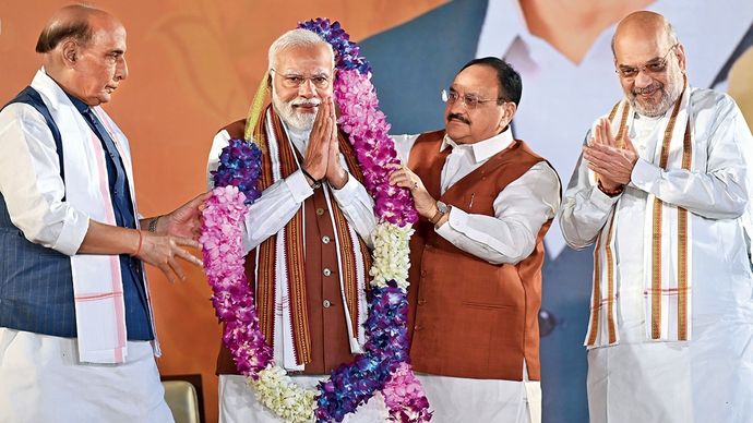 बीजेपी की जीत का जश्न मनाते प्रधानमंत्री नरेंद्र मोदी, भाजपा अध्यक्ष जे.पी. नड्डा, राजनाथ सिंह और अमित शाह, 8 अक्तूबर