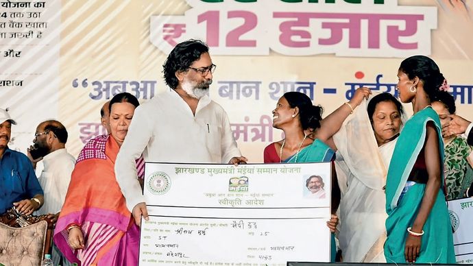 18 सितंबर को हेमंत सोरेन ने मंईयां सम्मान योजना की शुरुआत पाकुड़ जिले से की