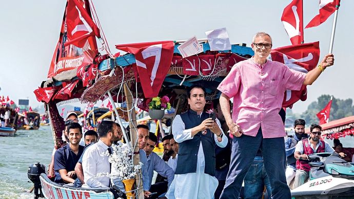 नेशनल कॉन्फ्रेंस के उपाध्यक्ष उमर अब्दुल्ला 22 सितंबर को श्रीनगर की डल झील में शिकारा रैली के दौरान अपनी पार्टी के झंडे के साथ