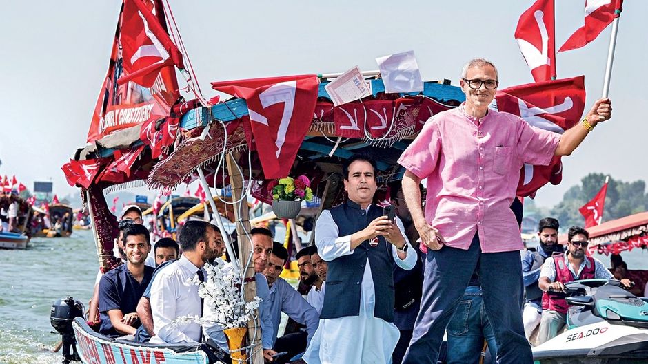 नेशनल कॉन्फ्रेंस के उपाध्यक्ष उमर अब्दुल्ला 22 सितंबर को श्रीनगर की डल झील में शिकारा रैली के दौरान अपनी पार्टी के झंडे के साथ