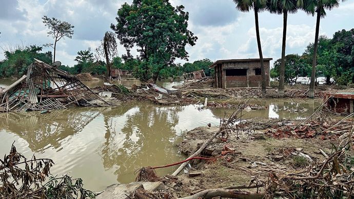 सीतामढ़ी के तिलक ताजपुर गांव में तटबंध टूटने से आई तबाही का नजारा