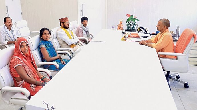 लखनऊ में अपने आवास पर सुनील कुमार के परिजनों से मिलते सीएम योगी आदित्यनाथ