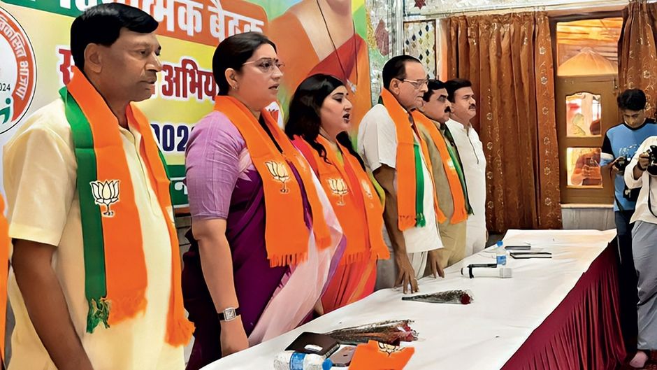 बीजेपी के सदस्यता अभियान की एक बैठक में पूर्व केंद्रीय मंत्री स्मृति ईरानी और सांसद बांसुरी स्वराज