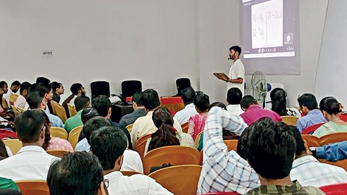 अमीन और कानूनगो को कैथी का प्रशिक्षण देते वकार