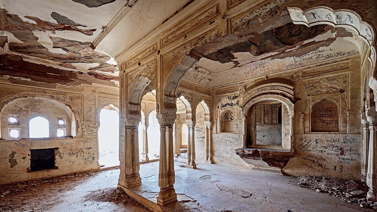 खेतड़ी के भोपालगढ़ किले के भीतर मोतीमहल की झड़ती-गिरती छत और खंभे