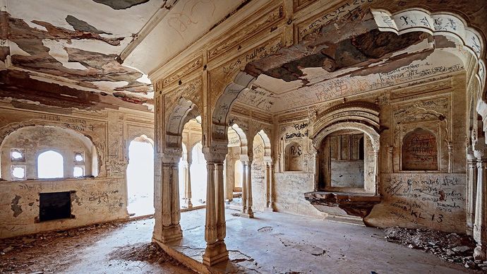 खेतड़ी के भोपालगढ़ किले के भीतर मोतीमहल की झड़ती-गिरती छत और खंभे