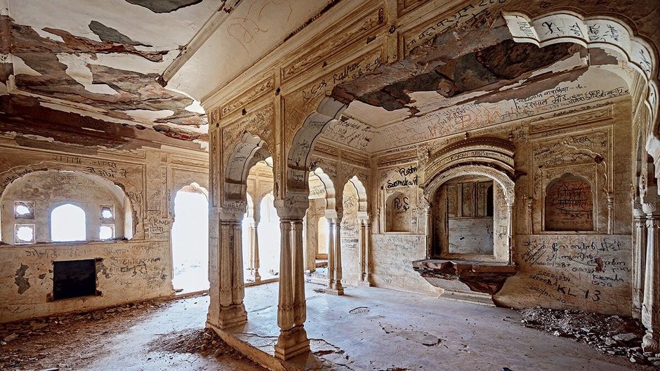 खेतड़ी के भोपालगढ़ किले के भीतर मोतीमहल की झड़ती-गिरती छत और खंभे