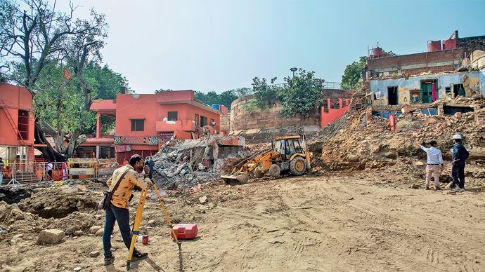 संगम क्षेत्र में अकबर के किले के पीछे 'लेटे हुए हनुमान मंदिर' कॉरिडोर का निर्माण कार्य सुस्त गति से चल रहा