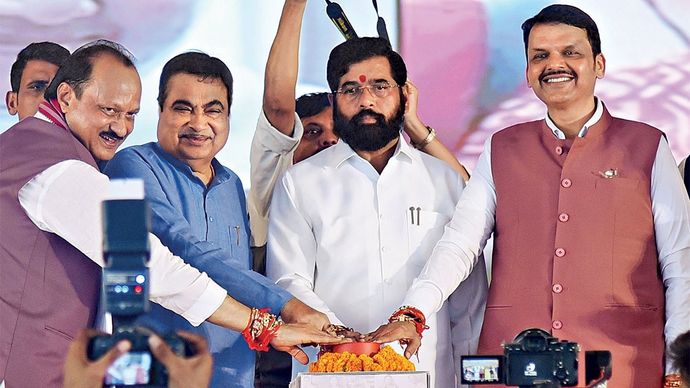 अगस्त में लाडकी बहिन योजना के लोकार्पण के दौरान महायुति के नेता