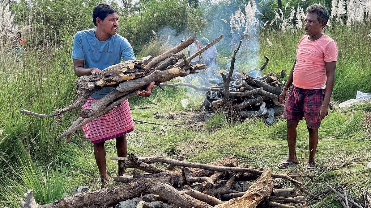 शवों का अंतिम संस्कार करते सीवान जिले के कौड़िया गांव के लोग