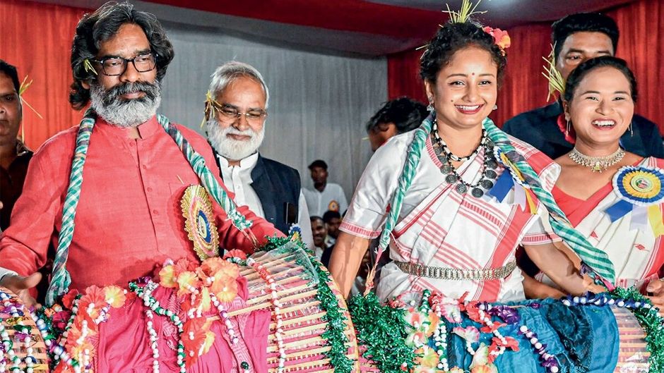 हेमंत और कल्पना सोरेन करम पूजा के दौरान पारंपरिक ढोल पर हाथ आजमाते हुए