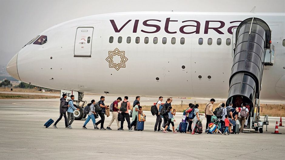 विस्तारा के यात्री दूसरे एयरक्राफ्ट में सवार होते हुए. एयरलाइंस के जर्मनी जा रहे एक एयरक्राफ्ट में बम होने की धमकी के बाद उसे तुर्की में उतरना पड़ा