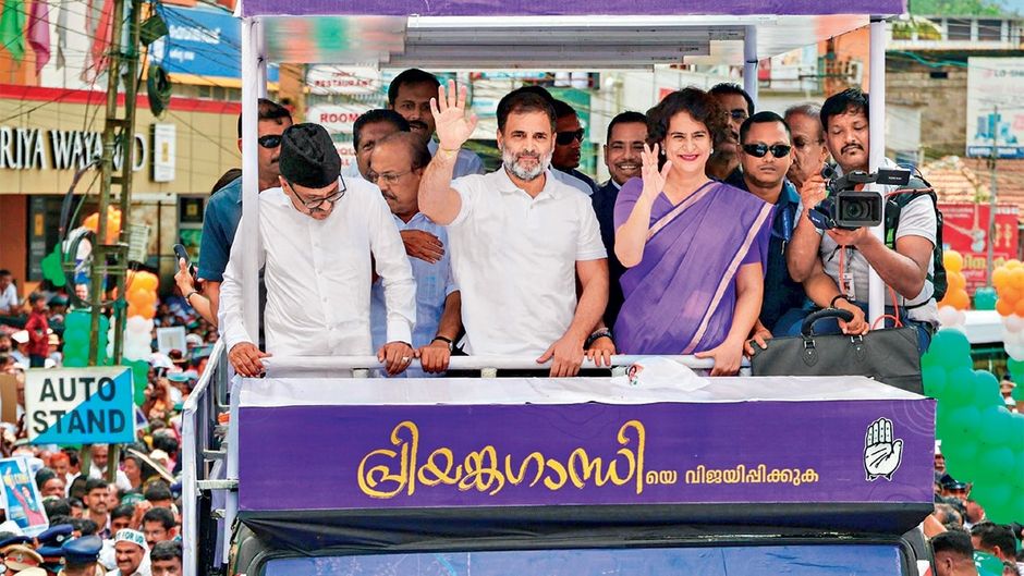 राहुल गांधी के साथ प्रियंका वाड्रा 23 अक्टूबर को कलपेट्टा में रोडशो के दौरान