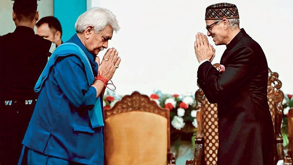 श्रीनगर में 16 अक्टूबर को मुख्यमंत्री उमर अब्दुल्ला के शपथग्रहण समारोह में जम्मू-कश्मीर के उपराज्यपाल मनोज सिन्हा