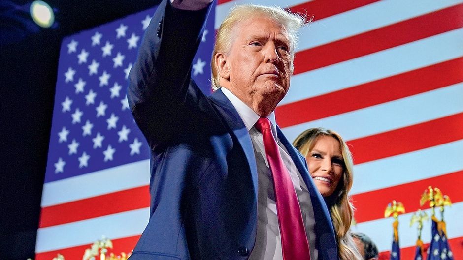 जीत के बाद जोश से भरे डोनाल्ड ट्रंप विक्ट्री स्पीच देने के लिए पत्नी मेलानिया के साथ फ्लोरिडा के वेस्ट पाम बीच में स्टेज पर