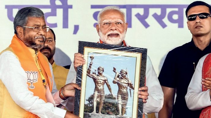 पीएम मोदी गढ़वा में भाजपा नेता बाबूलाल मरांडी के साथ एक रैली में