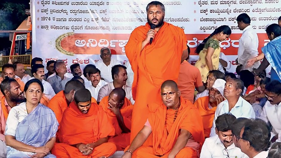 विजयपुरा में विरोध प्रदर्शन के दौरान माखनपुरा गुरुपीता के सोमेश्वर स्वामीजी और केंद्रीय मंत्री शोभा करंदलाजे (बाएं)