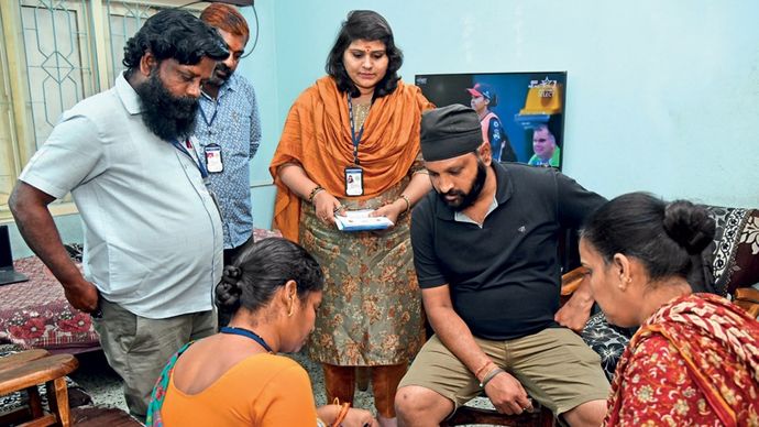 हैदराबाद के एक घर में 12 नवंबर को सर्वेक्षण करती कर्मचारी