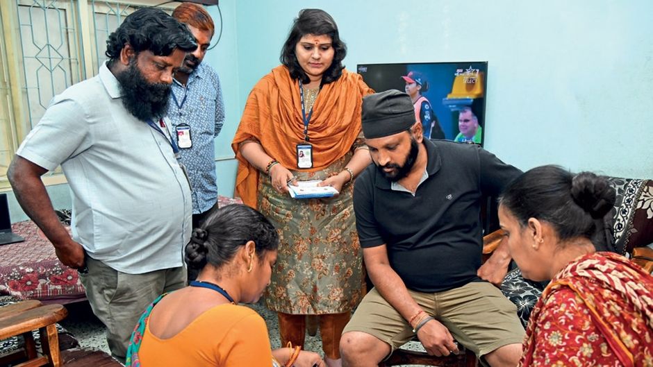 हैदराबाद के एक घर में 12 नवंबर को सर्वेक्षण करती कर्मचारी