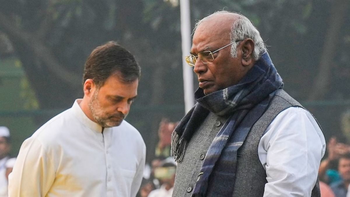 (बाएं) कांग्रेस नेता राहुल गांधी और पार्टी के अध्यक्ष मल्लिकार्जुन खड़गे