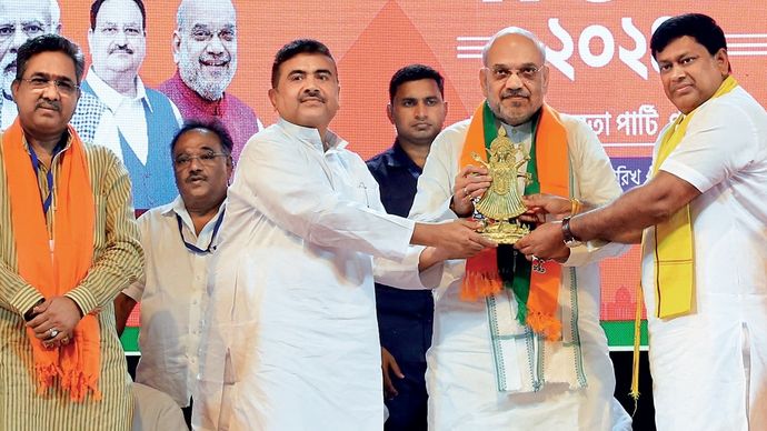 कोलकाता में 27 बीजेपी को सदस्यता अभियान शुरू करने के समय (बाएं से क्रमश:) बीजेपी महासचिव सुनील बंसल, पार्टी नेता सुवेंदु अधिकारी, केंद्रीय गृह मंत्री अमित शाह और बंगाल बीजेपी के प्रमुख सुकांत मजूमदार