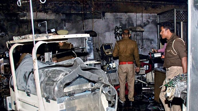 झांसी मेडिकल कॉलेज के एनआइसीयू में आग लगने के बाद मौके पर पहुंची पुलिस