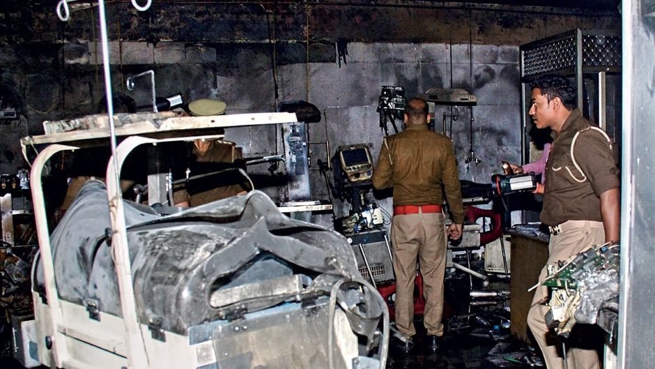 झांसी मेडिकल कॉलेज के एनआइसीयू में आग लगने के बाद मौके पर पहुंची पुलिस