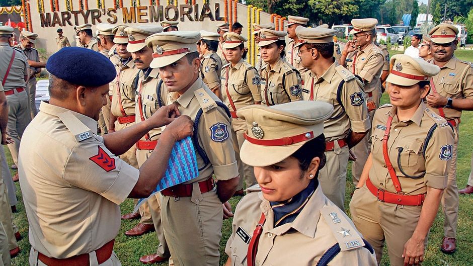 पुलिस अधिकारी 21 अक्टूबर को अहमदाबाद में पुलिस कमेमोरेशन डे मनाते हुए