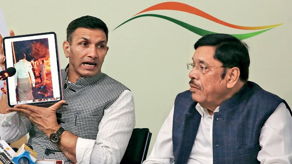 मध्य प्रदेश कांग्रेस प्रमुख जीतू पटवारी (बाएं) भोपाल में एक प्रेस कॉन्फ्रेंस के दौरान