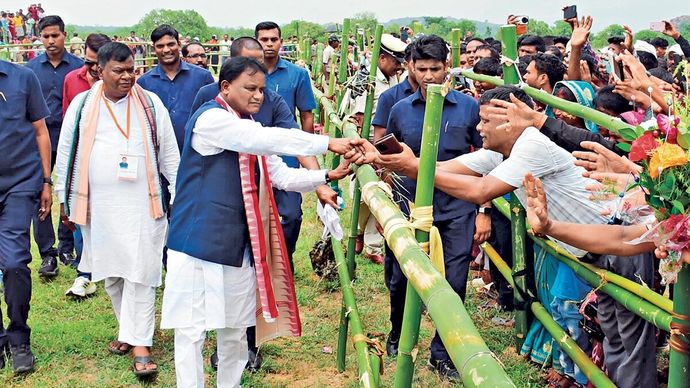 मुख्यमंत्री माझी क्योंझर जिले के अपने गांव रायकला में लोगों से मिलते हुए