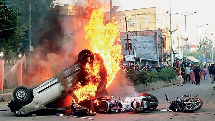 जिरीबाम में हिंसा के शिकार लोगों के शव मिलने के बाद 16 नवंबर को इंफाल में गाड़ियां फूंक दी गईं