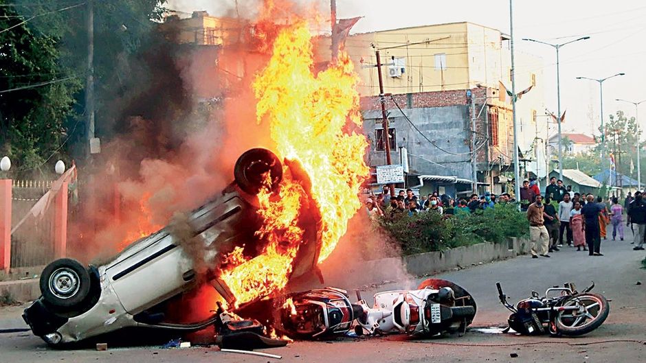 जिरीबाम में हिंसा के शिकार लोगों के शव मिलने के बाद 16 नवंबर को इंफाल में गाड़ियां फूंक दी गईं