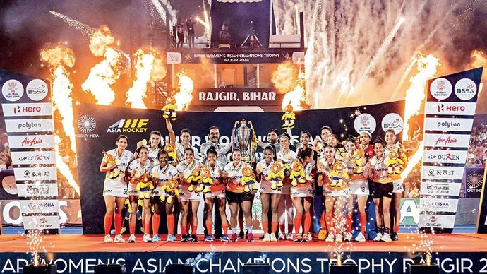 बिहार के राजगीर में महिला हॉकी की एशियन चैंपियंस ट्रॉफी में चीन से फाइनल जीतने के बाद झूमती भारतीय टीम