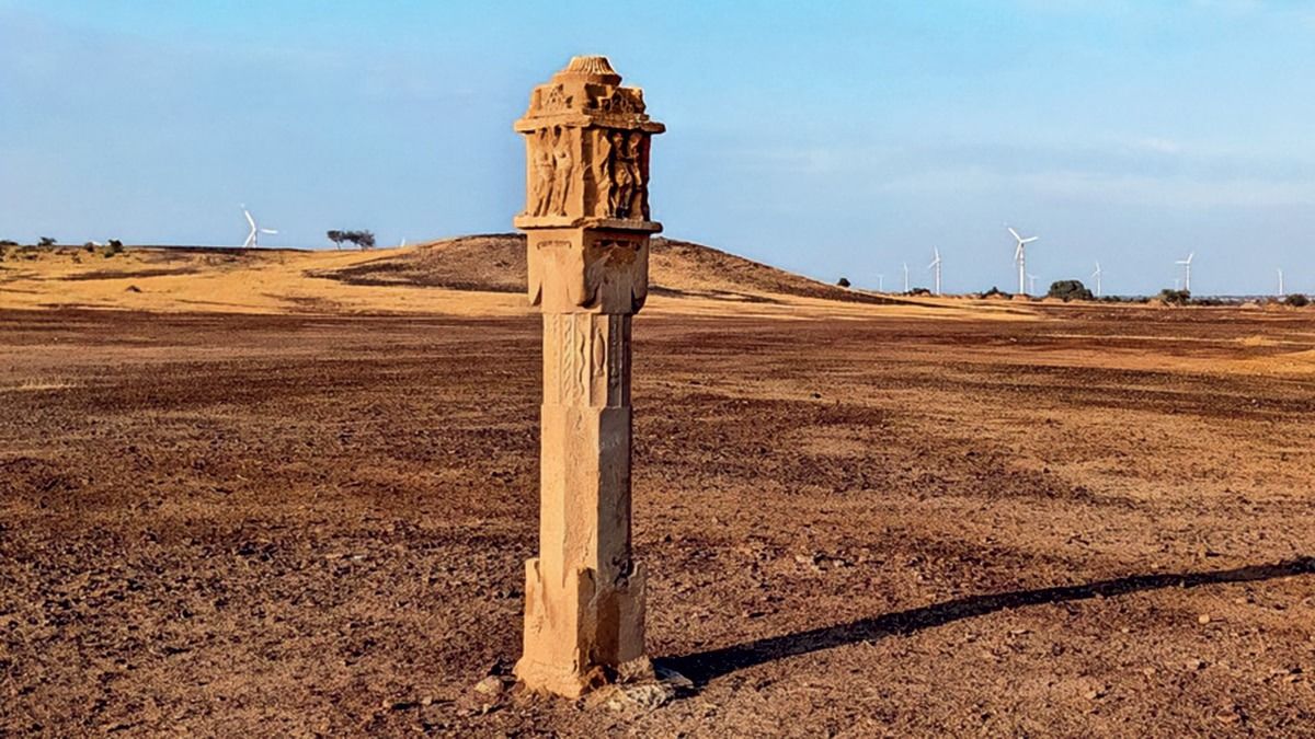 जैसलमेर में ओरण का एक शिलालेख और एक कंपनी की लगीं पवनचक्कियां