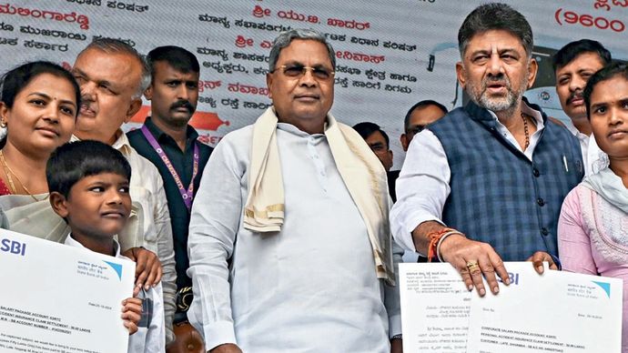 (बाएं) सिद्धरामैया डिप्टी सीएम डी.के. शिवकुमार के साथ