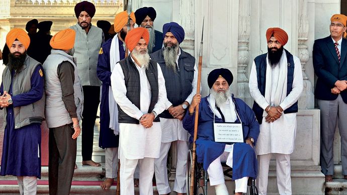 सुखबीर सिंह बादल 4 दिसंबर को स्वर्ण मंदिर परिसर में अपनी धार्मिक सजा भुगतने के दौरान