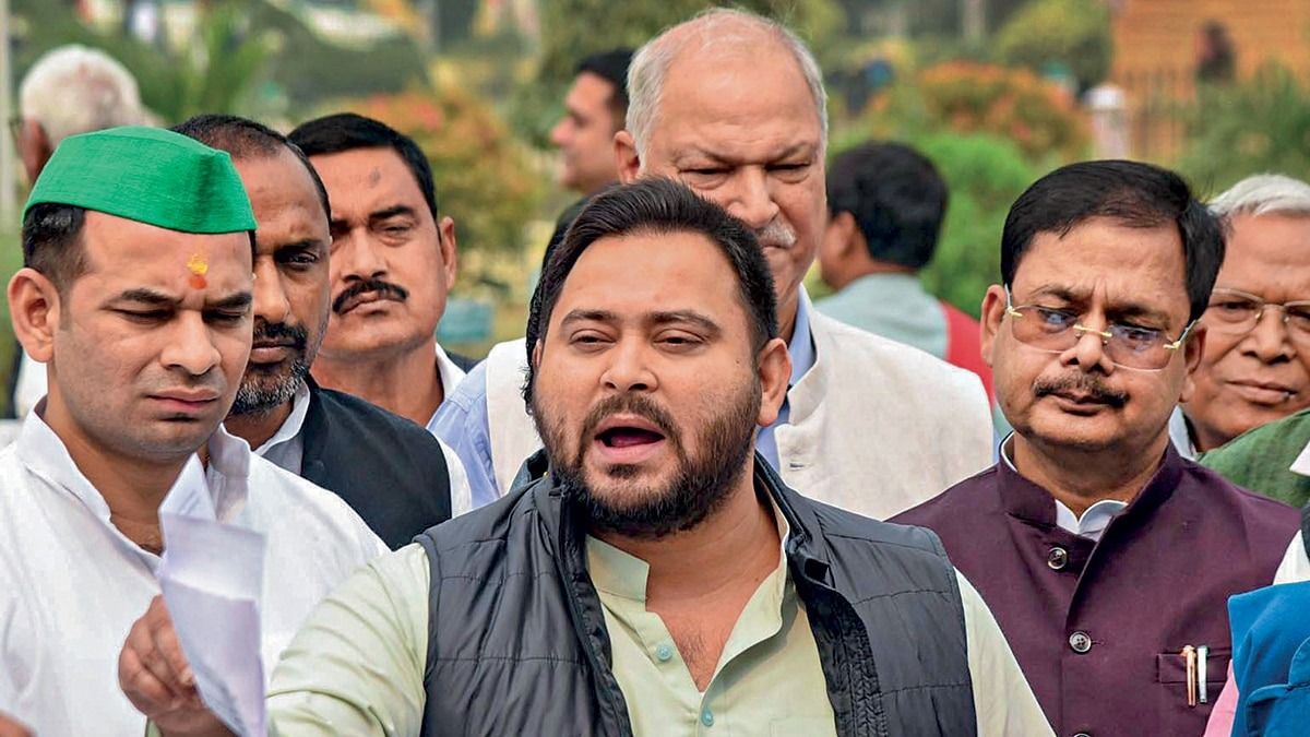 पटना में 27 नवंबर को बिहार विधानसभा के बाहर मीडिया को संबोधित करते तेजस्वी यादव