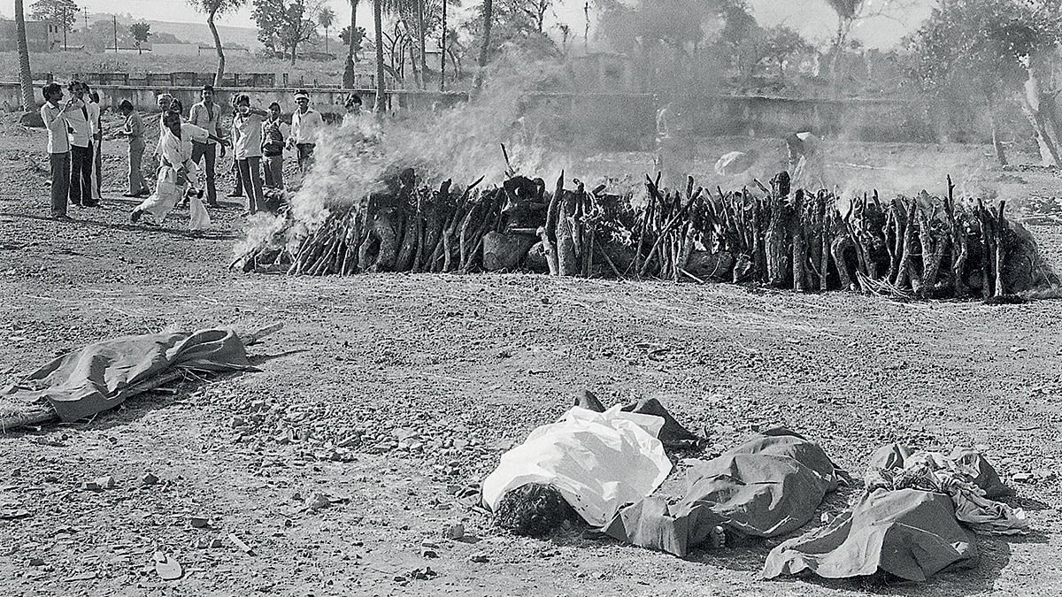 भोपाल में 5 दिसंबर, 1984 को पीड़ितों का सामूहिक दाह संस्कार
