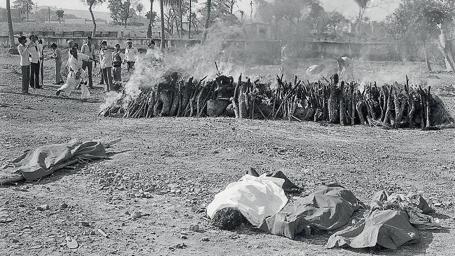 भोपाल में 5 दिसंबर, 1984 को पीड़ितों का सामूहिक दाह संस्कार