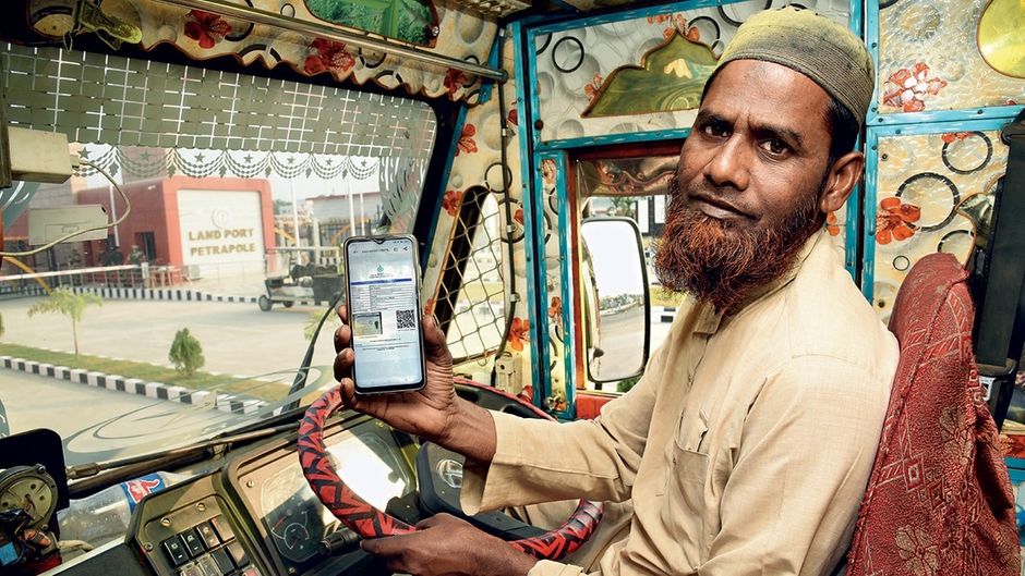 सीमा पर सुविधा पोर्टल से जनरेट किया गया ई-चालान दिखाता ट्रक चालक