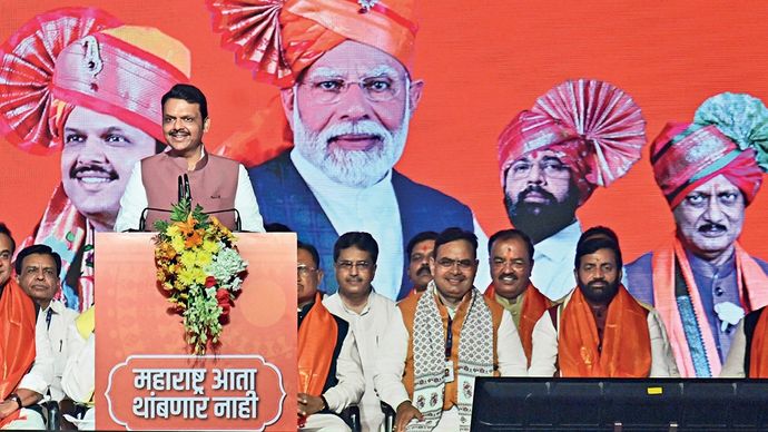 देवेंद्र फडणवीस 5 दिसंबर को मुंबई के आजाद मैदान में महाराष्ट्र के नए मुख्यमंत्री पद की शपथ लते हुए