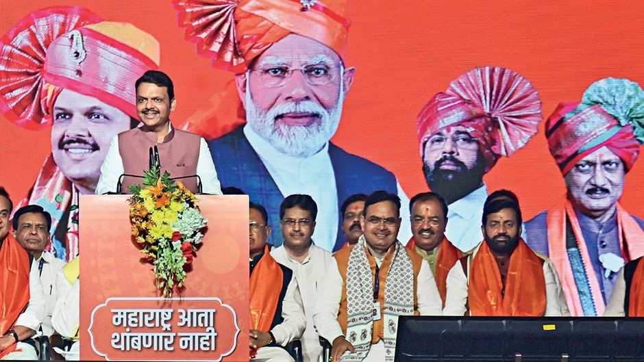 देवेंद्र फडणवीस 5 दिसंबर को मुंबई के आजाद मैदान में महाराष्ट्र के नए मुख्यमंत्री पद की शपथ लते हुए