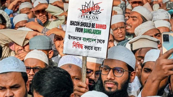 अगरतला में अपने सहायक उच्चायुक्त के परिसर में तोड़फोड़ के बाद ढाका में 3 दिसंबर को प्रदर्शन करते इस्लामिक आंदोलन पार्टी के सदस्य