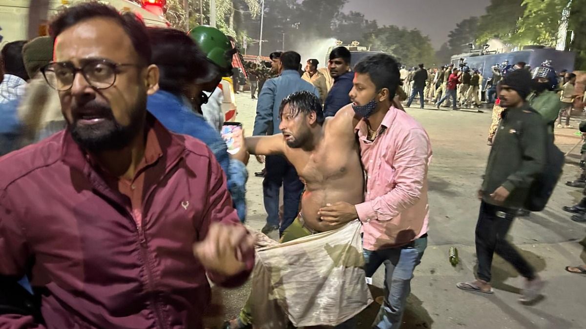 वाटर कैनन और लाठी चार्ज की वजह से घायल एक छात्र